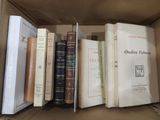 de nombreux livres qui se trouvent dans une boîte sur l'étagère