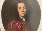 portrait d'un homme vêtu d'un manteau rouge et d'une chemise à col blanc