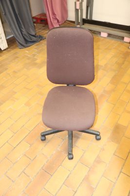Une chaise de bureau sur roulettes *** Sur la région de Sain…