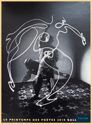 photographie en noir et blanc d'un homme jouant avec un « light painting »