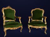 paire de chaises en velours vert et dorées, ornées de passementerie dorée