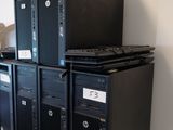de nombreux ordinateurs empilés les uns sur les autres dans une pièce
