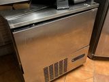 un micro-ondes posé sur un comptoir dans une cuisine