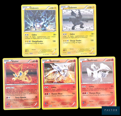 Quatre cartes Pokémon sont représentées sur un fond noir, avec un fond noir.