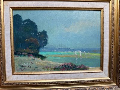 une image d'une peinture représentant une scène de plage avec un bateau dans l'eau