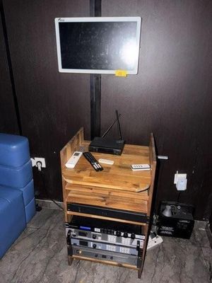 un téléviseur posé sur un meuble dans un coin de la pièce