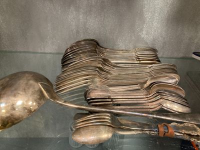 de nombreuses cuillères et cuillères-cuillères exposées dans une vitrine