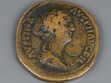 gros plan d'une pièce de monnaie sur laquelle figure un visage de femme