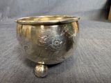 un bol ancien plaqué argent, orné d'un motif floral
