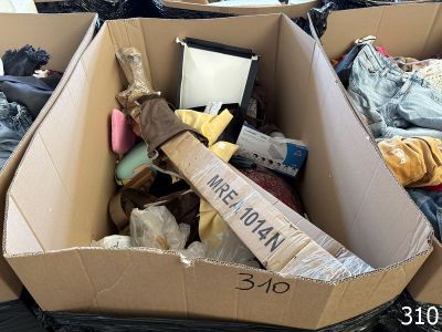 une boîte en carton contenant une batte de baseball