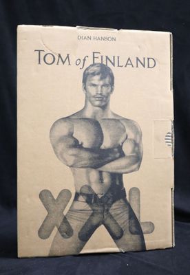 Le livre « Tom of England » est posé sur un tissu noir