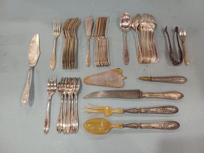 beaucoup d'argenterie sur une table avec des cuillères et des fourchettes
