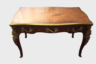 une petite table avec un plateau en bois et des décorations dorées