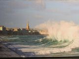 une photo d'une photo représentant une vague qui se brise sur la plage