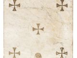 une plaque en marbre blanc ornée de croix