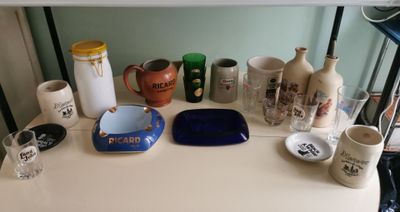 une table sur laquelle sont posées de nombreuses tasses et assiettes
