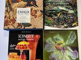 plusieurs livres sont posés sur une table les uns à côté des autres