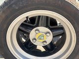 un gros plan sur un pneu d'un camion blanc
