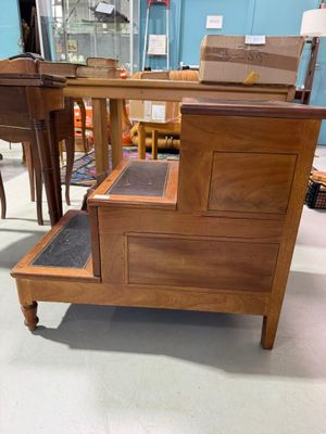 une commode en bois avec un tiroir en dessous, dans une pièce
