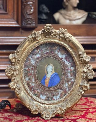 un cadre doré avec la photo d'une femme en robe bleue