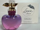 une image représentant un flacon de parfum avec un coffret en arrière-plan