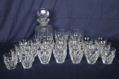 beaucoup de verres et une carafe sur la table