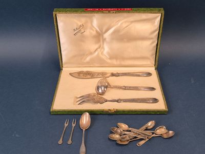 une boîte contenant des couverts, posée sur un fond bleu