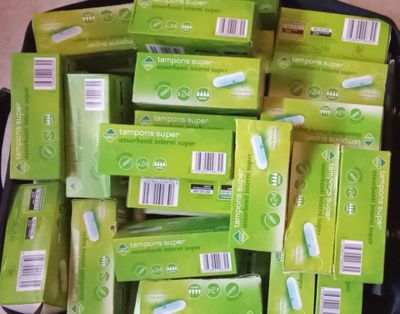 des boîtes de brosses à dents sont empilées les unes sur les autres