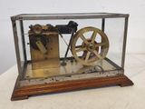 une petite machine qui se trouve à l'intérieur d'une vitrine