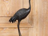 une statue représentant un oiseau posé sur une table