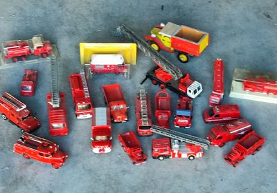 beaucoup de camions de pompiers miniatures qui traînent par terre