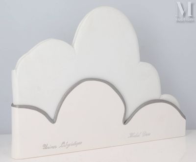 un serre-livres en forme de nuage blanc posé sur une table blanche