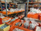 de nombreuses boîtes de vis et de boulons dans un entrepôt
