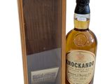 une photo d'une bouteille de whisky Knockando dans un coffret en bois