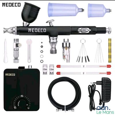 un gros plan sur un kit de tatouage comprenant une machine à tatouer