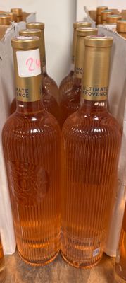 de nombreuses bouteilles d'alcool posées sur un comptoir