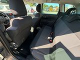 les sièges arrière d'une voiture équipée d'une ceinture de sécurité à l'arrière