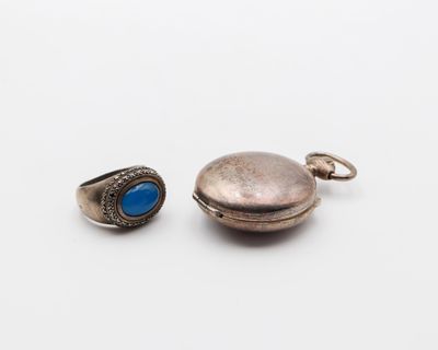 deux boucles d'oreilles en argent et une bague sertie d'une pierre bleue