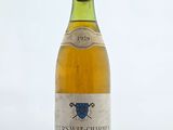 une bouteille de vin posée sur une table