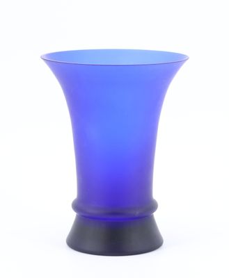 Vase de forme cornet en verre amati en dégradé de bleu, base…