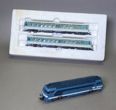 un wagon bleu et un wagon bleu posés sur une table