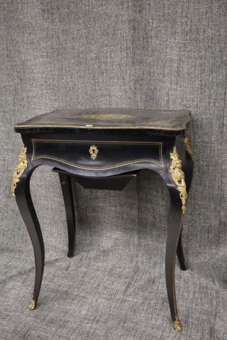 Table ou travailleuse, époque Napoléon III en bois de placage noi...