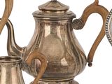 une théière en argent et un bol en verre bleu