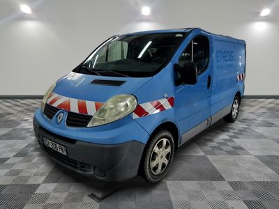 une camionnette bleue avec une bande rouge et blanche sur le côté