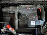 une perceuse dans une boîte à outils contenant d'autres outils