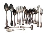 a lot of spoons and spoon spoons that are on the table