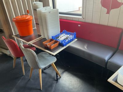 une table sur laquelle sont posés plusieurs objets