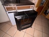 une cuisinière qui se trouve dans un coin de la cuisine