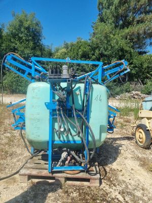 une machine bleue qui est posée dans la terre
