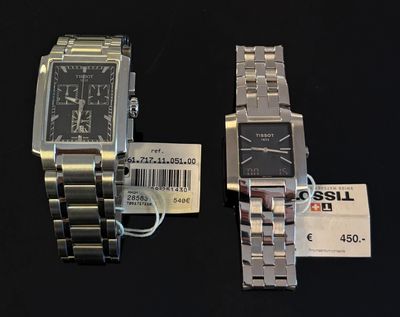 deux montres assises l'une à côté de l'autre sur une table